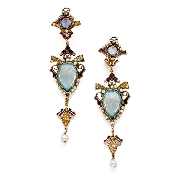 Orecchini pendenti in oro con acquamarine