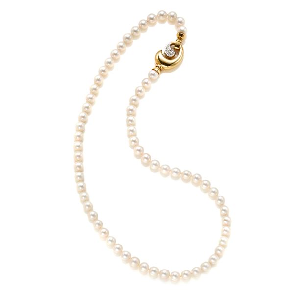 Collana a un filo di perle con chiusura in oro