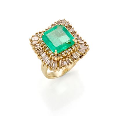 Anello in Oro con Smeraldo e Diamanti