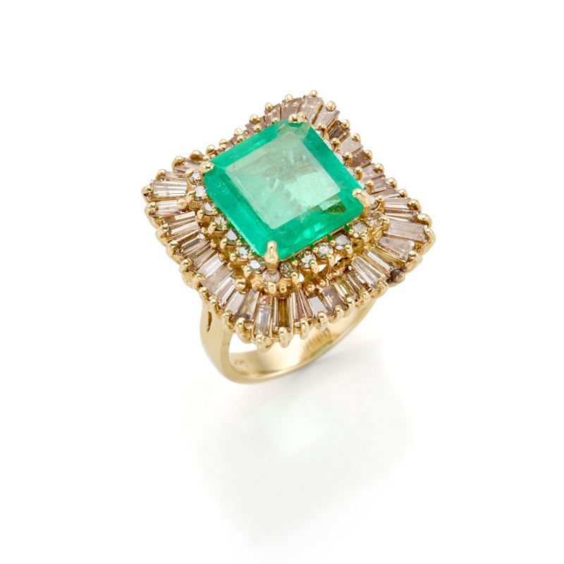 Anello in Oro con Smeraldo e Diamanti
