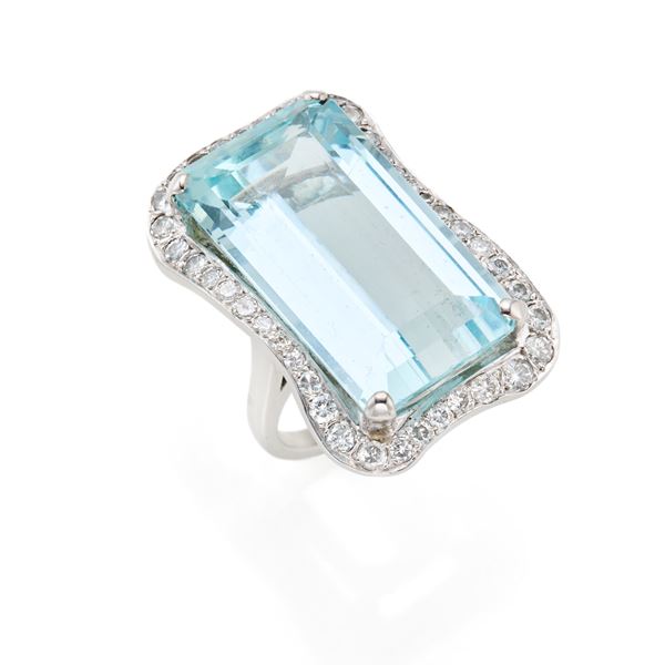 Anello in oro con acquamarina e diamanti
