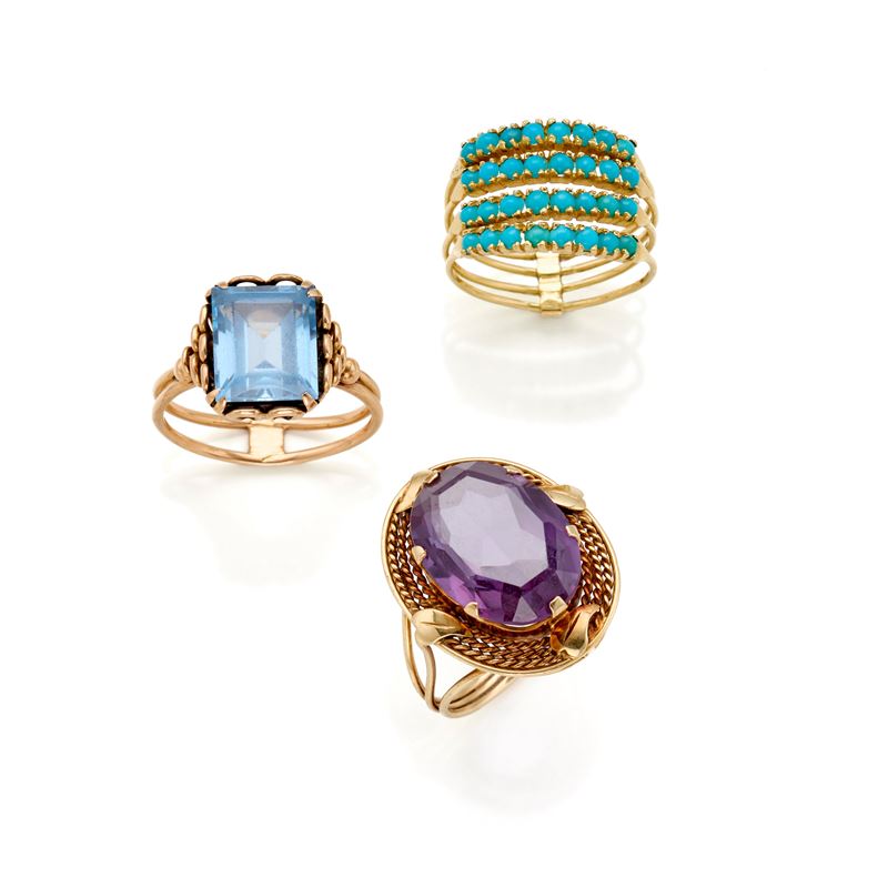 Lotto in oro composto da tre anelli con gemme diverse