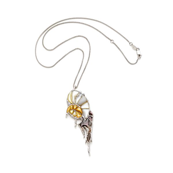 Catenina con pendente in oro, diamanti e madreperla