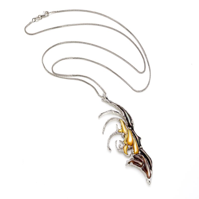 Catenina con pendente in oro, diamanti e madreperla