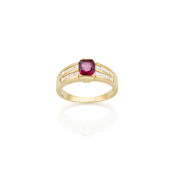 Anello in oro con rubino e diamanti