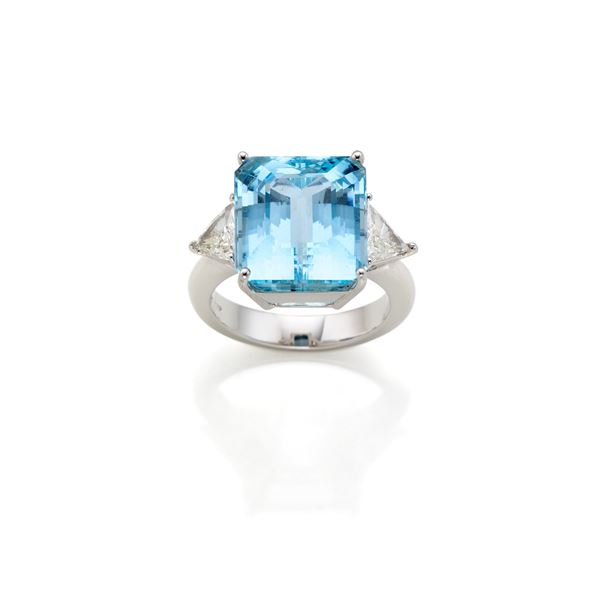 Anello in oro con acquamarina e diamanti