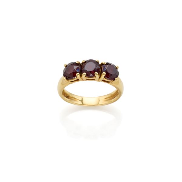 Anello in oro con granati