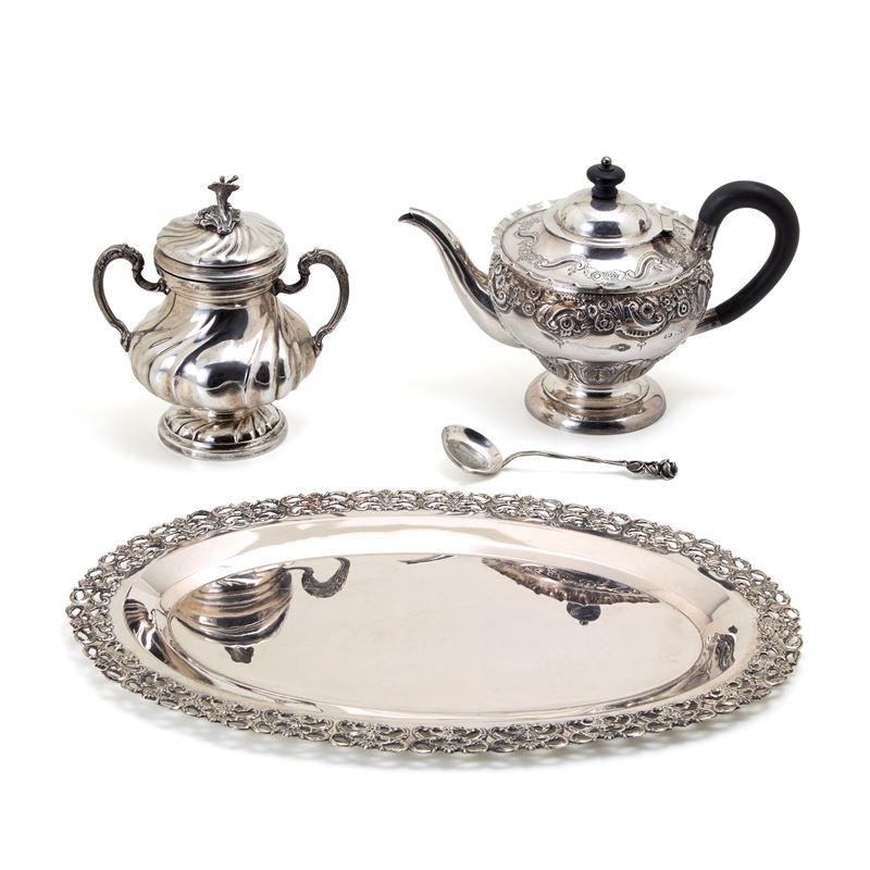 Lotto in argento composto da teiera, zuccheriera con cucchiaino e vassoio