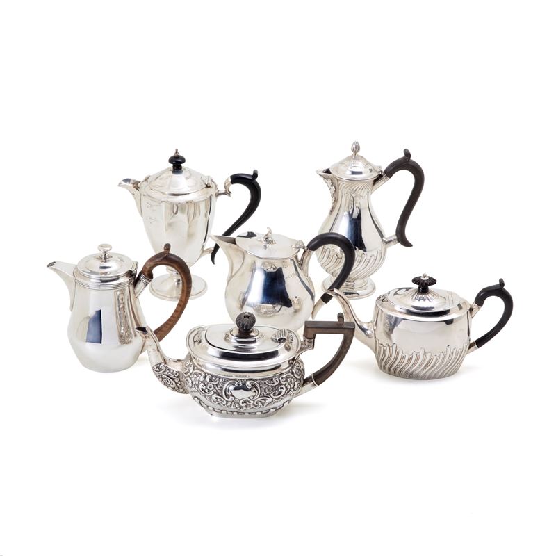 Lotto in argento composto da sei teiere