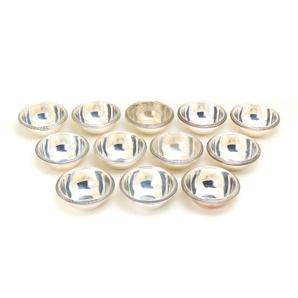 Dodici coppette in argento