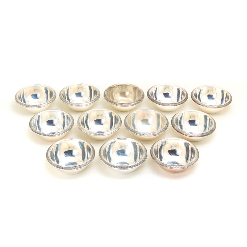 Dodici coppette in argento