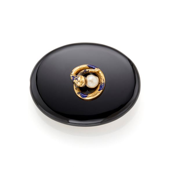 Brooch in onyx and gold