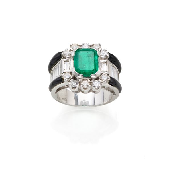 Anello in oro con diamanti e smeraldo