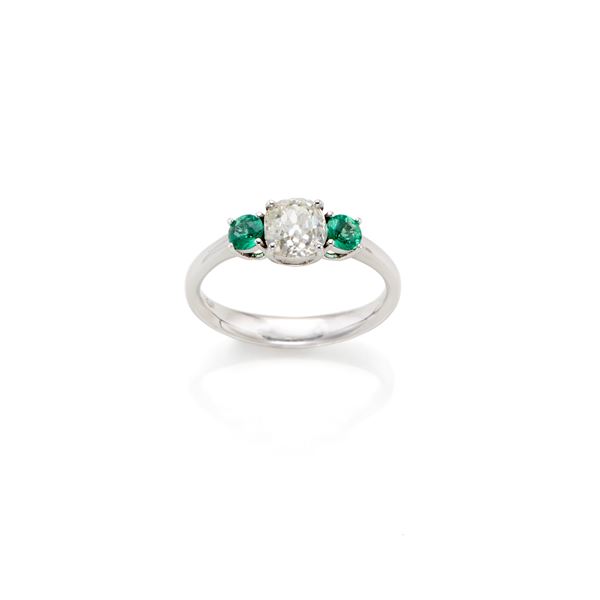 Anello in oro con diamante e smeraldi