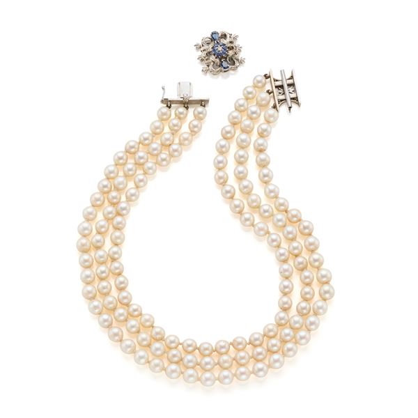 Pearl necklace with gold clasps 