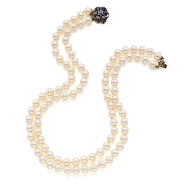 Collier di perle con chiusura in oro e zaffiri