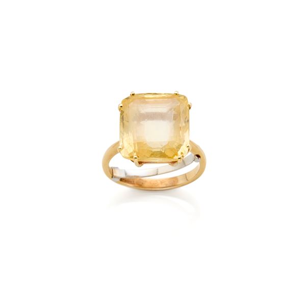 Anello in oro con zaffiro 