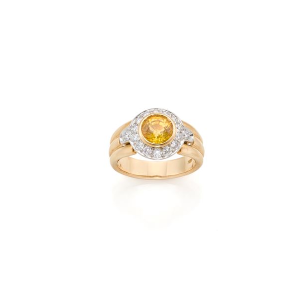 Anello in oro con zaffiro e diamanti