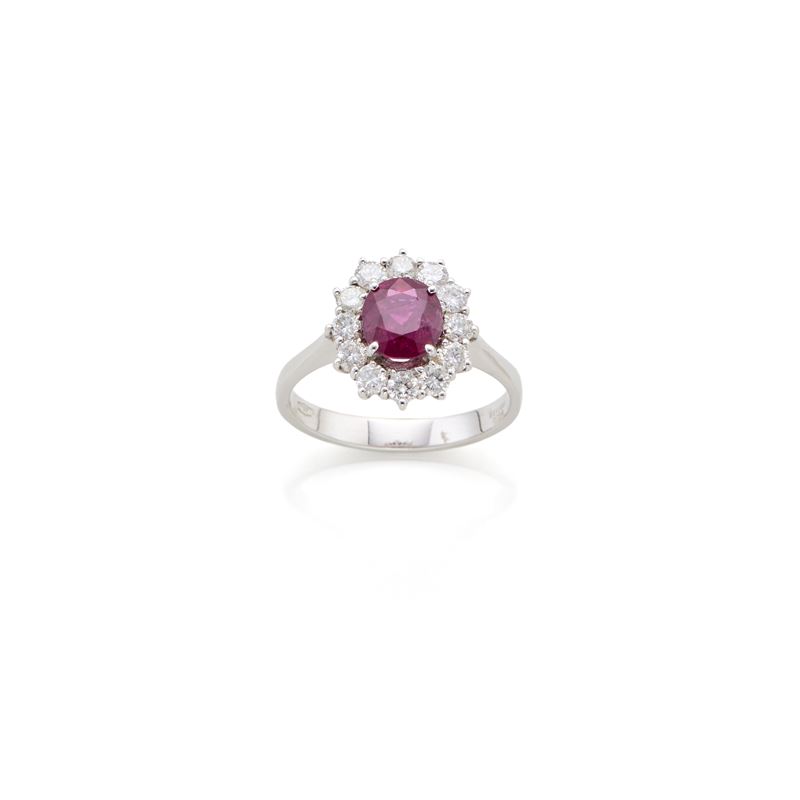 Anello in oro con rubino e diamanti
