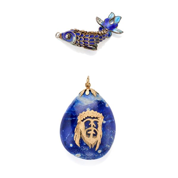Lot of two pendants