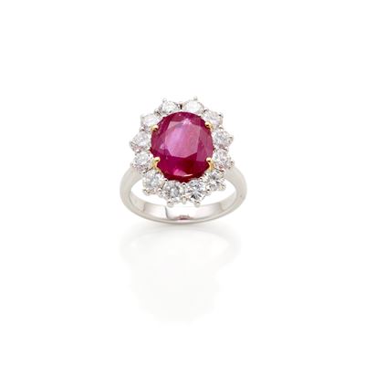 Anello in Oro con Diamanti e Rubino