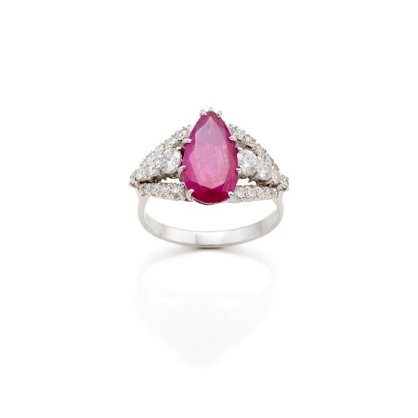 Anello in oro con rubino e diamanti
