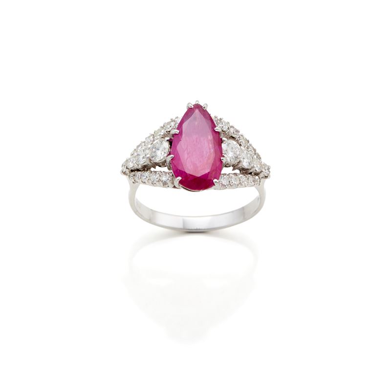 Anello in Oro con Rubino e Diamanti