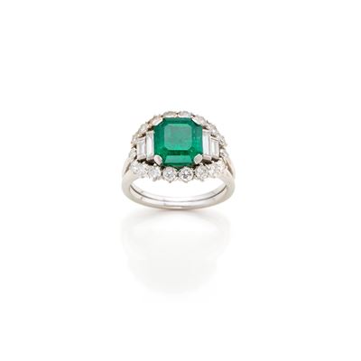Anello in Oro con Diamanti e Smeraldo