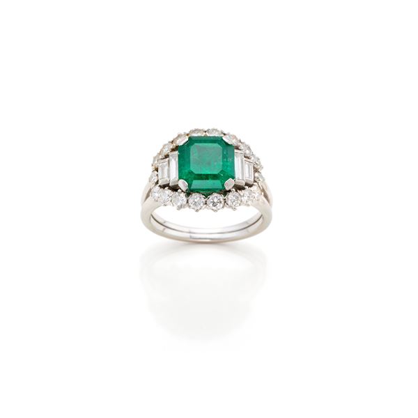 anello in oro con diamanti e smeraldo