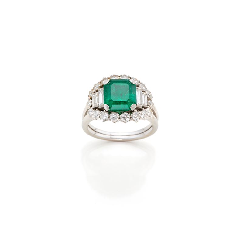 Anello in Oro con Diamanti e Smeraldo