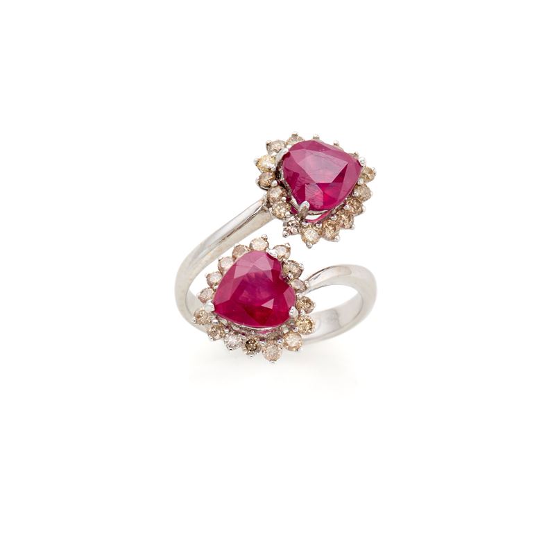 Anello in oro con diamanti e rubini