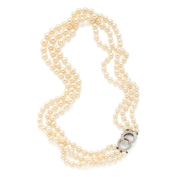 Collana di perle con chiusura in oro e diamanti