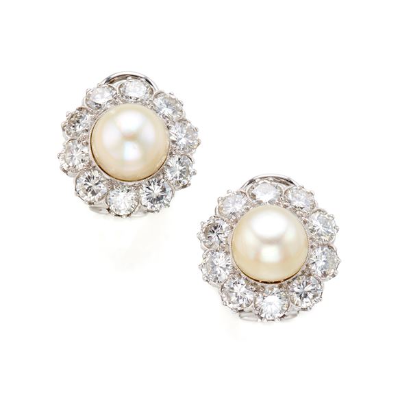 Gold earrings with diamonds and natural pearls