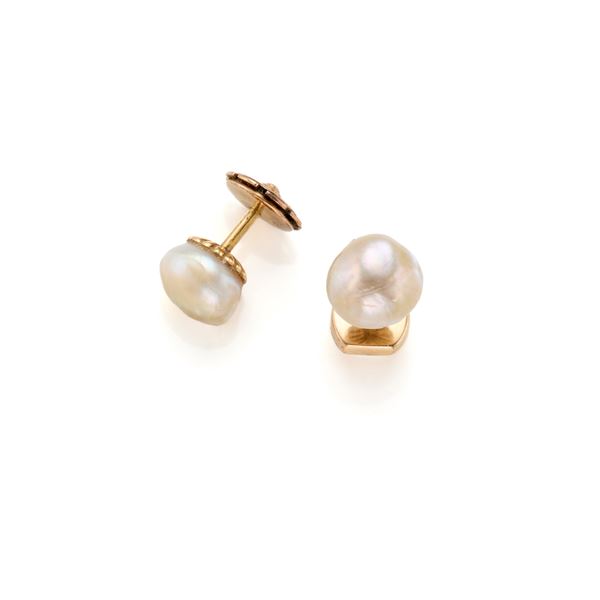 Orecchini in oro con perle naturali