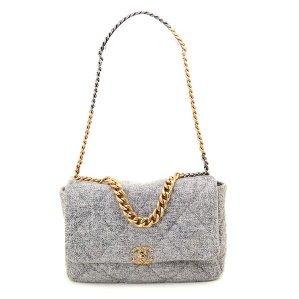 Chanel 19 Maxi in tweed