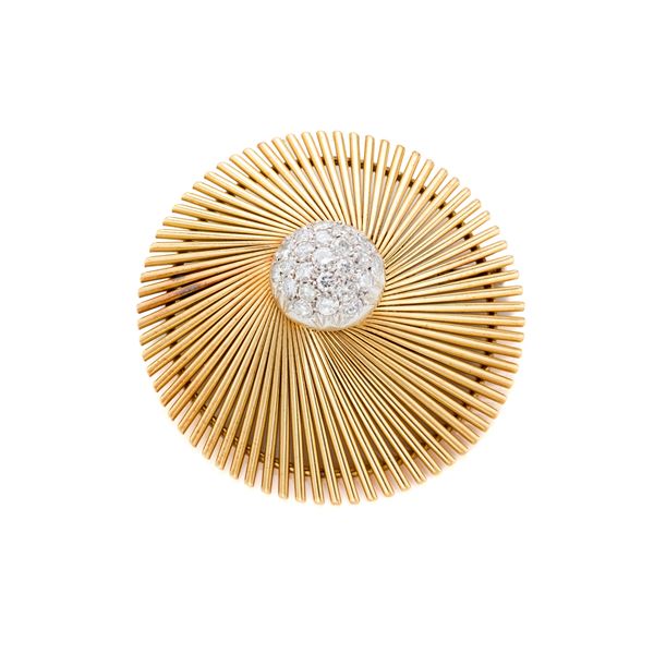 Gold brooch with diamonds