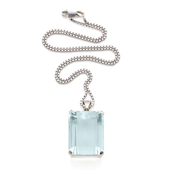 Gold and aquamarine pendant necklace