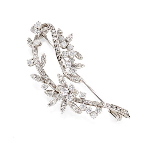 Gold brooch with diamonds