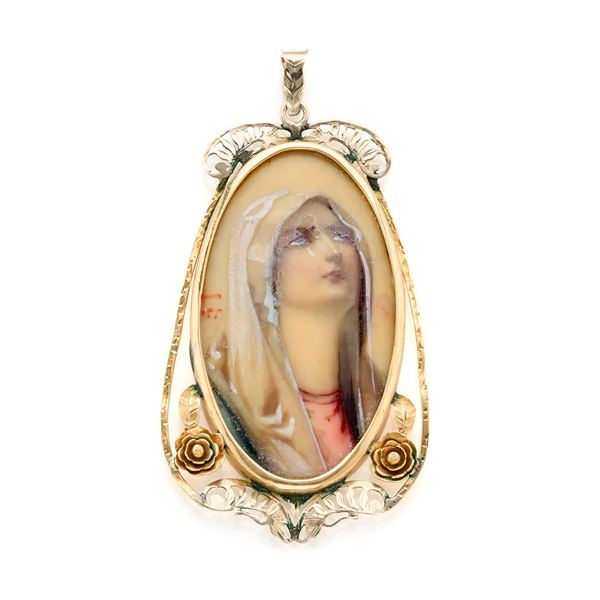 Gold pendant