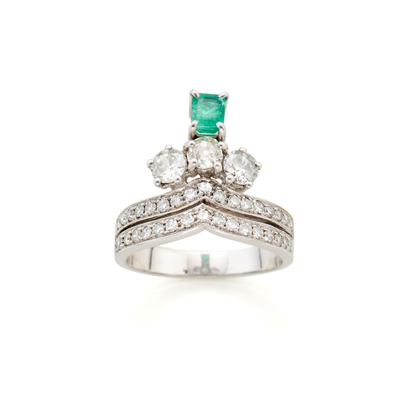 Anello in oro con diamanti e smeraldo