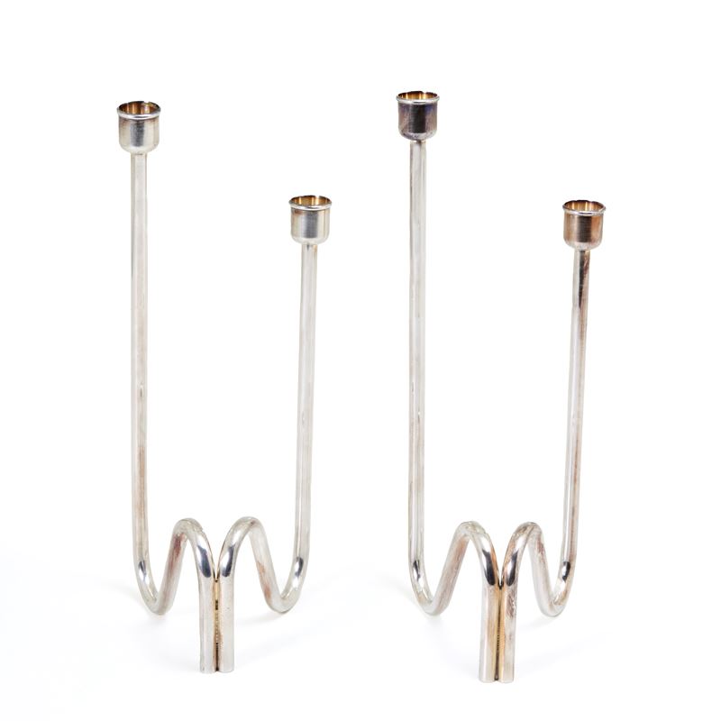 Coppia di candelieri Sabattini in metallo argentato