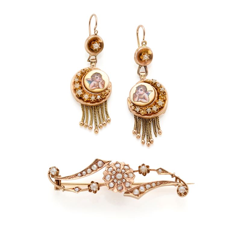 Lotto in oro composto da orecchini e spilla