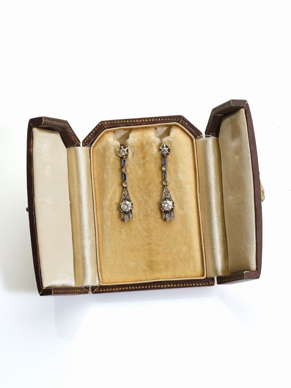 Orecchini in oro bianco con diamanti.