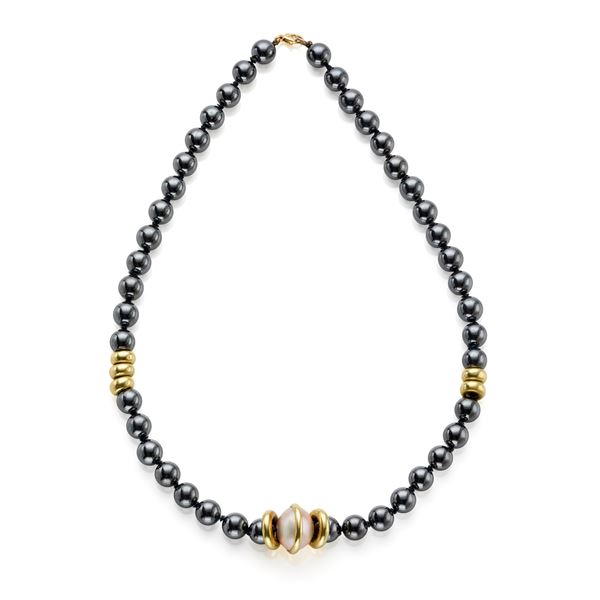 Gold necklace with haematite spheres and mabè half pearls