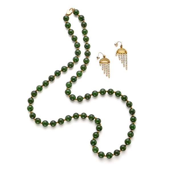 Necklace and earrings finished in gold