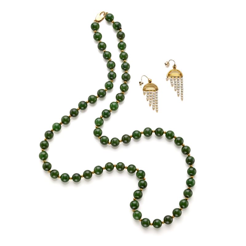 Collana e orecchini rifiniti in oro