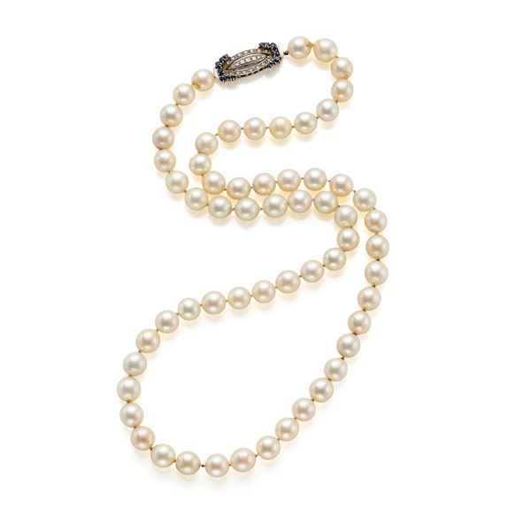 Pearl necklace with gold, diamonds and sapphires clasp