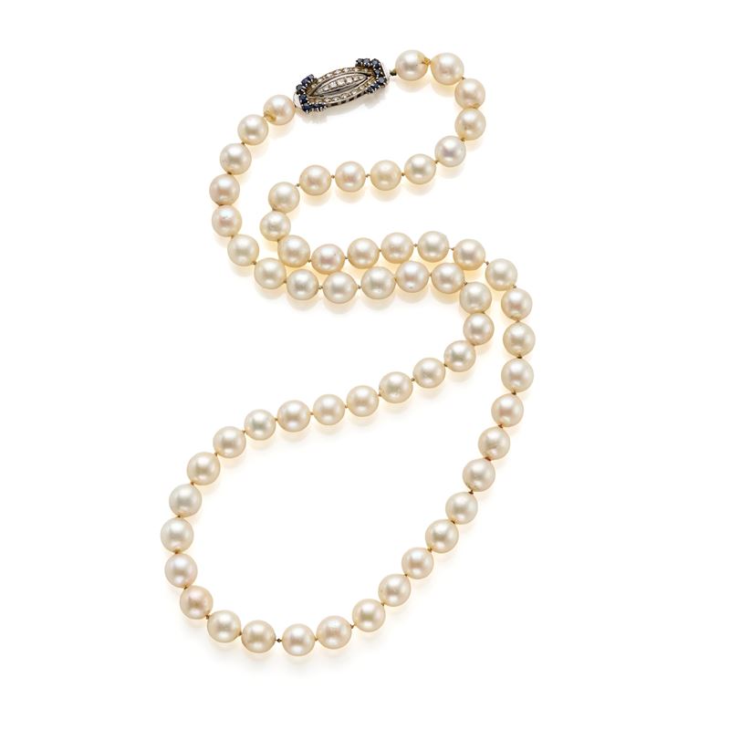 Collana di perle con chiusura in oro, diamanti e zaffiri