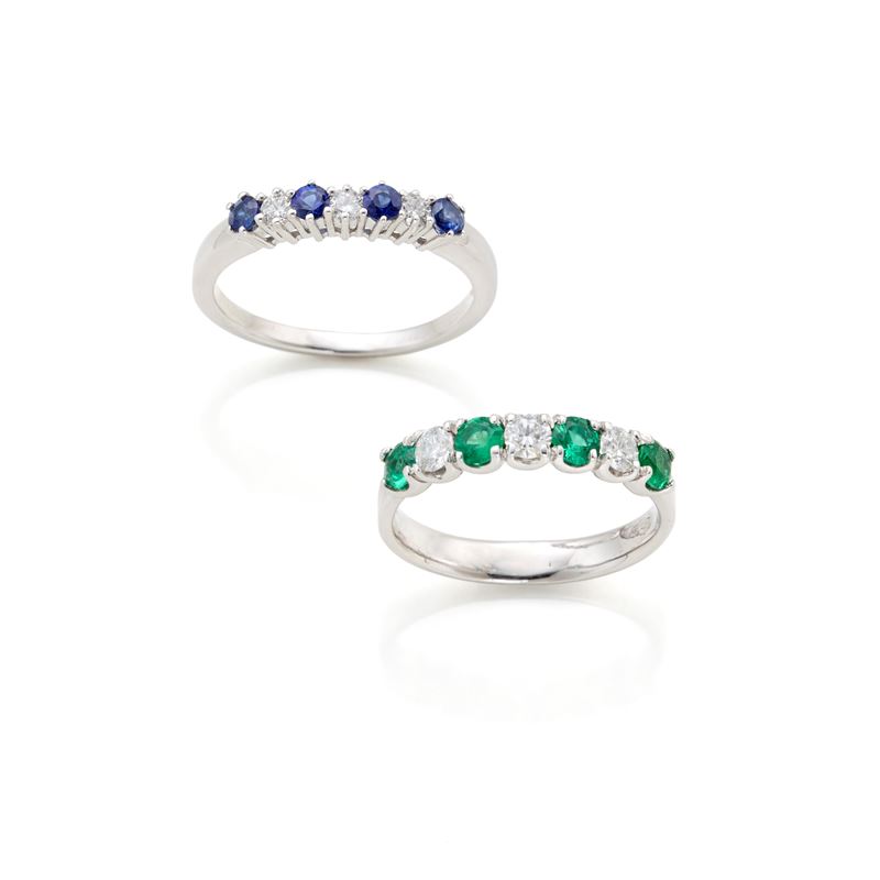 Due anelli in oro con diamanti, smeraldi e zaffiri