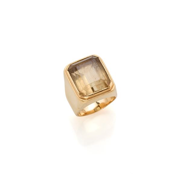 Yellow gold ring with quartz